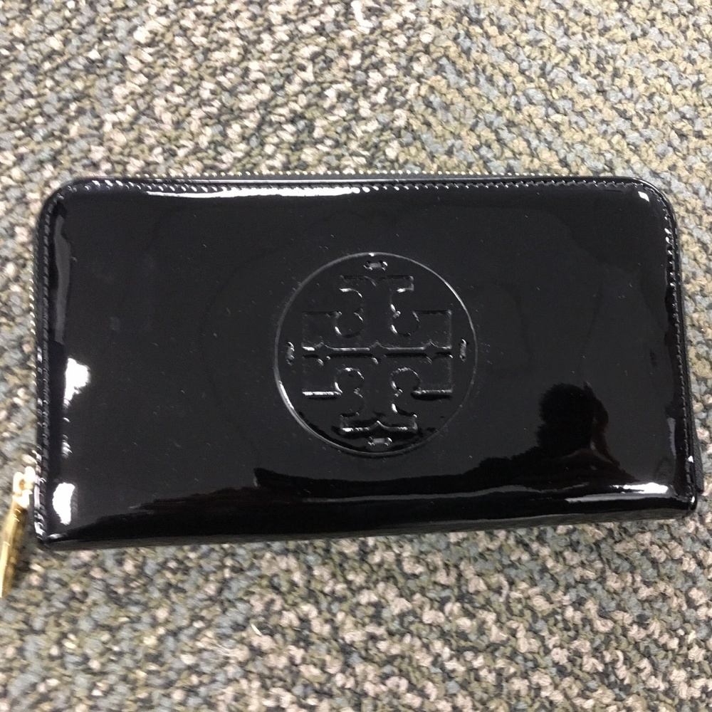 Tory Burch Stacked Patent Zip Continental Black